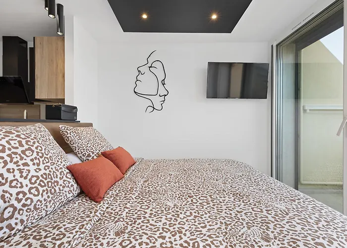 Tiffanys Heliopolis Renovated With Terrace - Naturist Village شقة
