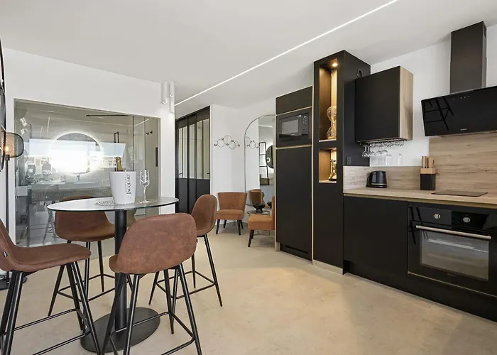 Tiffanys Heliopolis Renovated With Terrace - Naturist Village * آجد